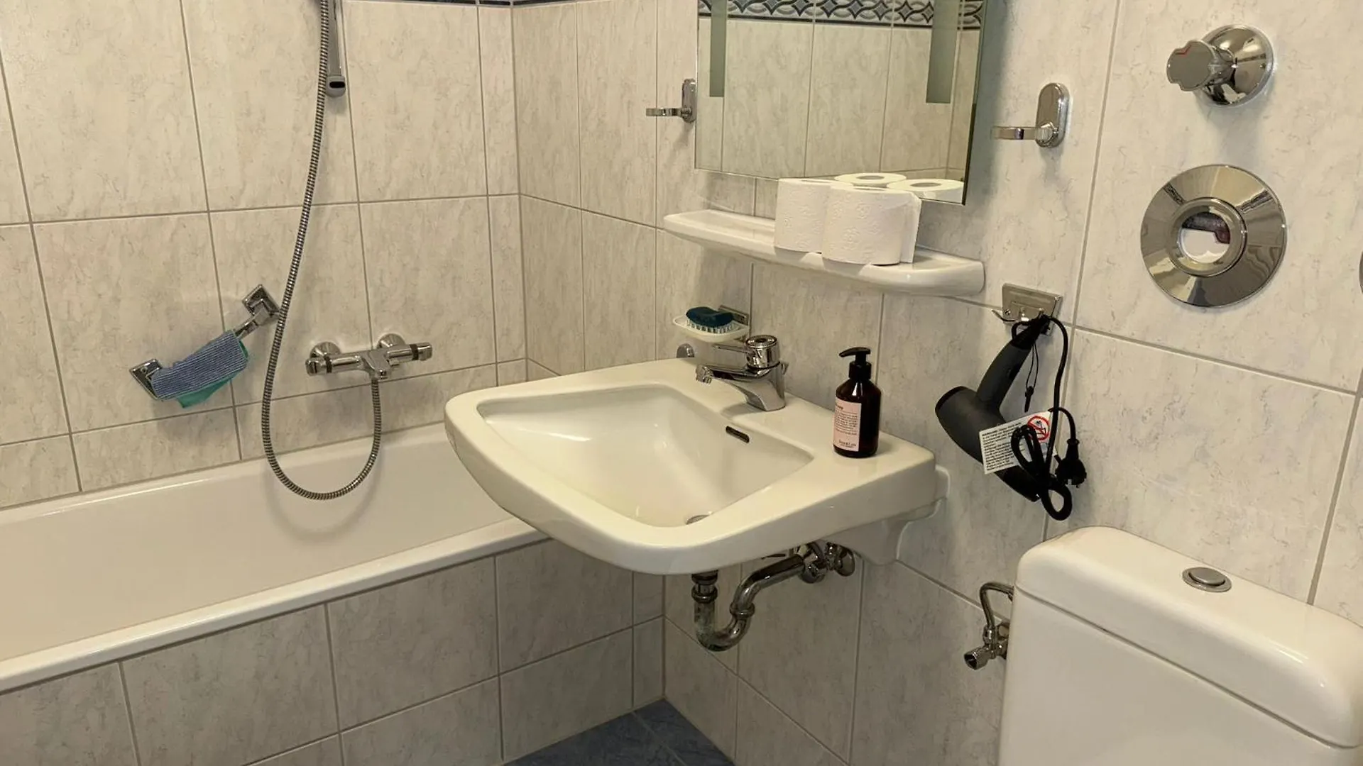 Apartment With Three Rooms And Balcony Hannover