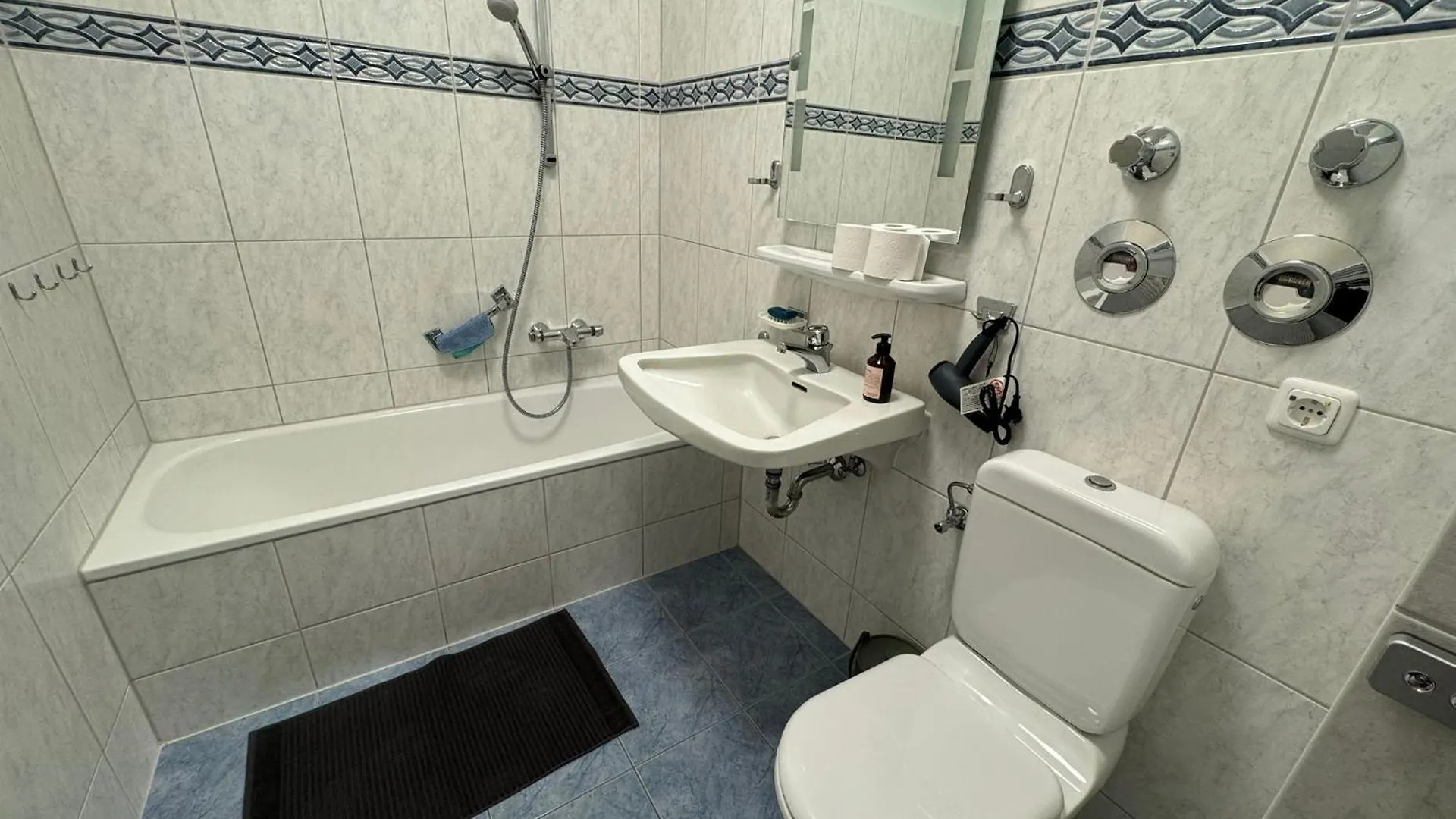 Apartment With Three Rooms And Balcony Hannover
